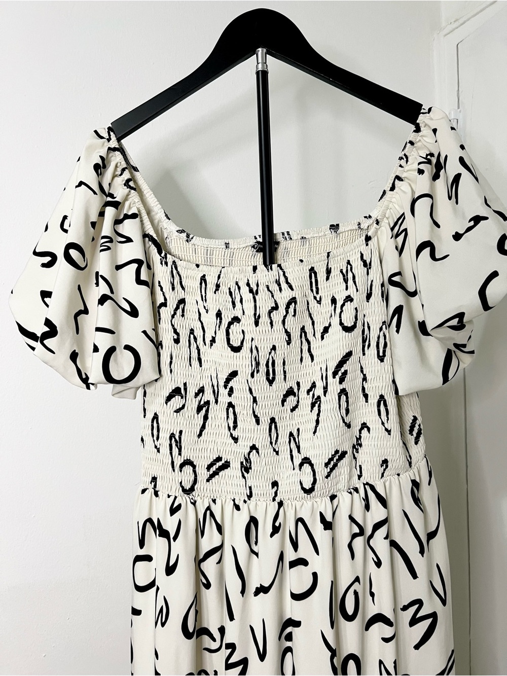Abstract Print Smocked Puff Sleeve Midi Dress Black White - Picture 2 of 3
